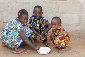 african children eating